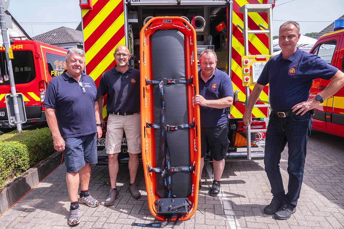 Offizielle �bergabe der Schleifkorbtrage. Von links:  Werner Thiel (Vorsitzender F�rderverein), Mario Fritsch und Guido Fettelscho� (stellvertretende Wehrf�hrer) sowie Ansgar Geimer (Wehrf�hrer). Fotos: Feuerwehr VG Puderbach/Wolfgang Tischler