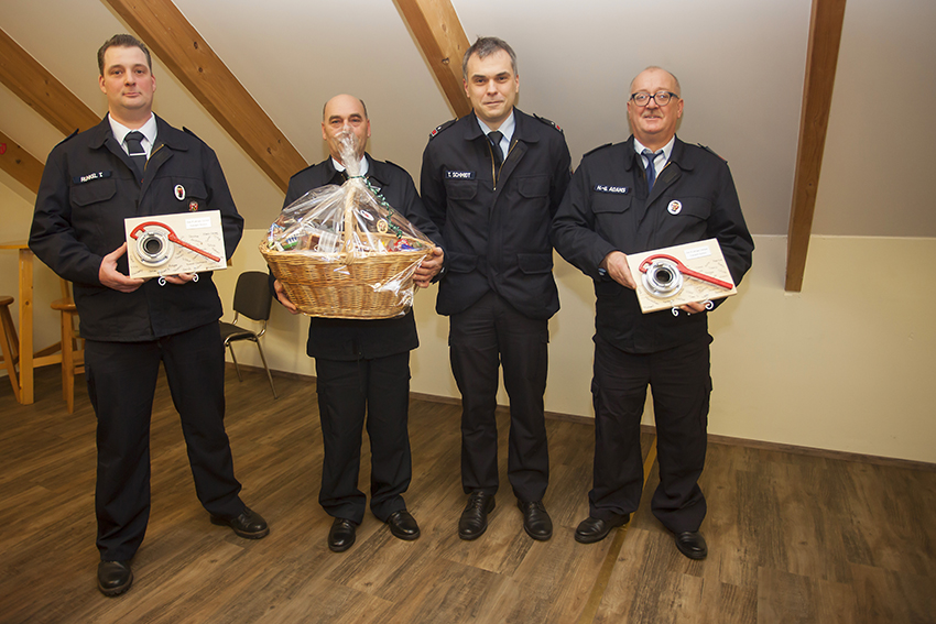 Der stellvertretende Wehrfhrer Thomas Schmidt (2. von rechts) mit den Geehrten Timo Runkel, Bernd Gerhard Heck und Hans-Georg Adams (von links). Fotos: Feuerwehr VG Puderbach