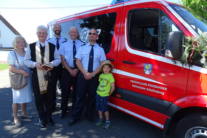 Einsegnung des neuen Mannschaftstransportwagens der Freiwilligen Feuerwehr. V.l. Gemeindereferentin Eva-Maria Henn, Pfarrer Achim Sahl, stv. Wehrfhrer Patrick Steinebach, Vorsitzendes des Frdervereins der FFW Thorsten Schmidt, Wehrfhrer Boris Baldus. Fotos: Willi Simon