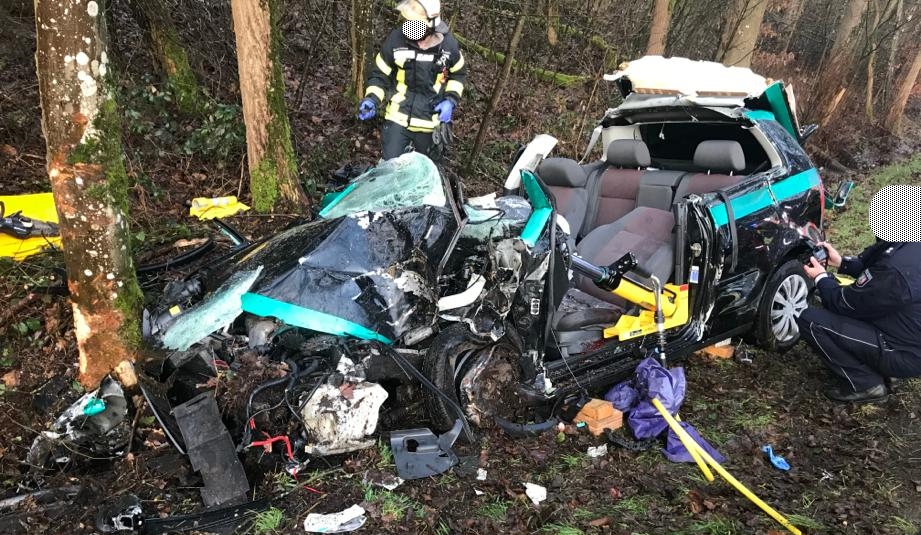 Der Pkw wurde bei dem Aufprall total zerstrt. (Fotos: Feuerwehr Hamm/Sieg)