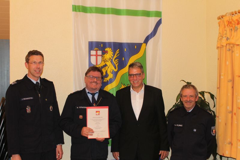 Wolfgang Tophoven ist der neue alte Wehrfhrer von Holler. Zu Wahl gratulierten der Erste Beigeordnete Andree Stein sowie Jens Weinriefer (links) und Hans-Joachim Klimke von der Wehrleitung. Fotos: VG Montabaur