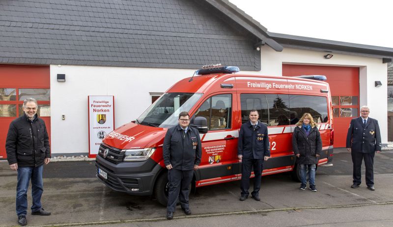 Offizielle bergabe des neuen MTF an die Freiwillige Feuerwehr Norken. Von links: Andreas Heidrich, Max Giehl, Tobias Schler, Simone Jungbluth und Frank Schiff-mann. Foto: Rder-Moldenhauer