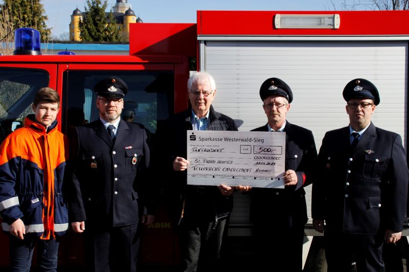 Vorsitzender Heinz Peter Rffin Hospitzverein Westerwald e.V. und eine Abordnung der Feuerwehr Oberelbert. Fotos: privat
 
