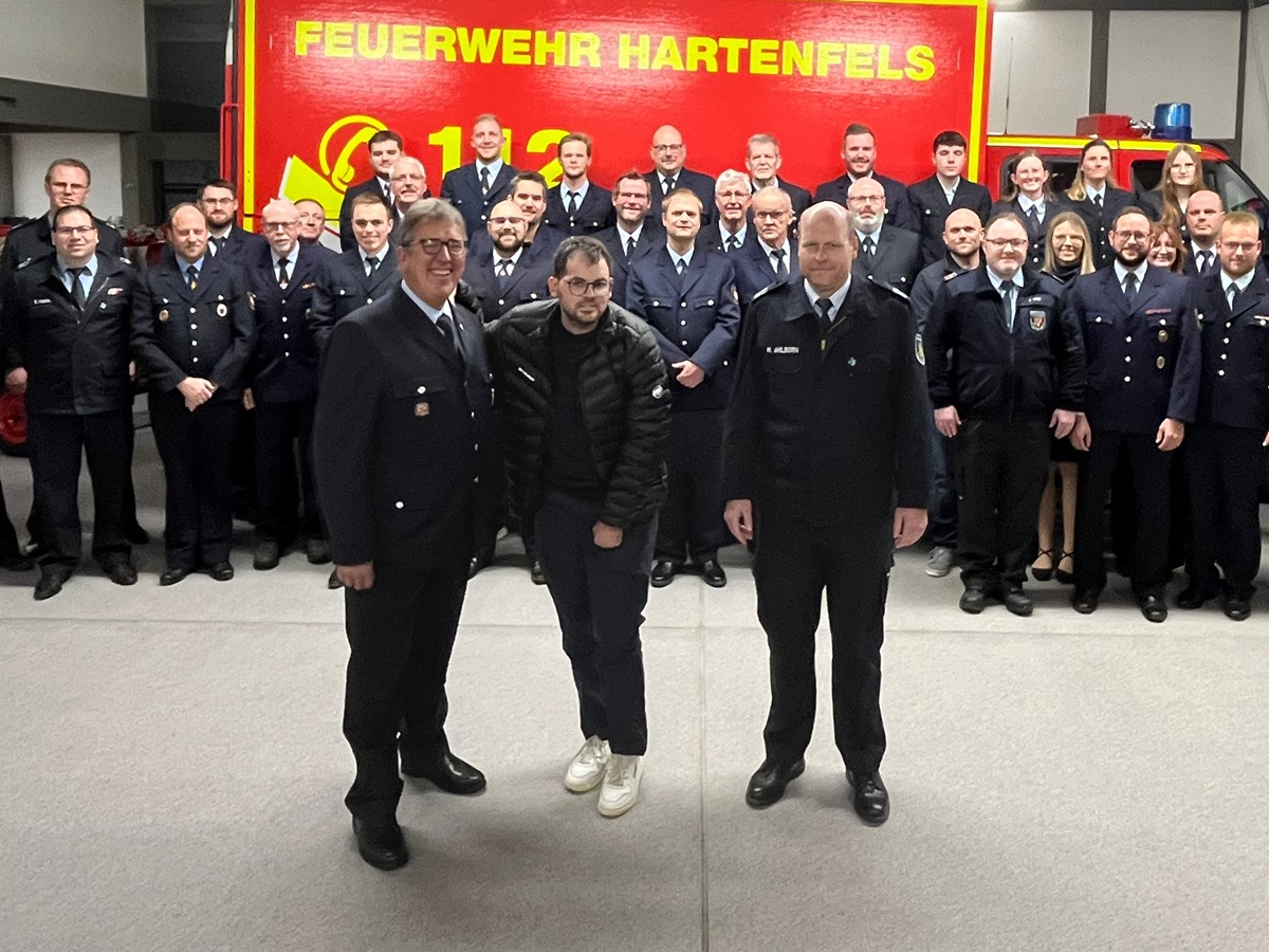 Bildunterzeile:
Von links nach rechts: Wehrfhrer Klaus Strder, Erster Beigeordneter Tobias Haubrich und Wehrleiter Nicki Ahlborn (Foto: Tim Heidrich)
