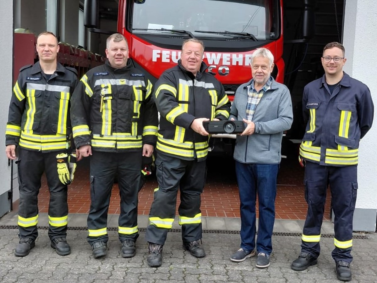 Die Freiwille Feuerwehr Hmmerich freut sich ber den neuen Beamer fr die Ausbildung. (Foto: Veranstalter)