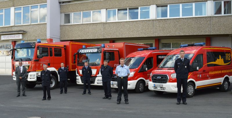 Die Verbandsgemeindefeuerwehr Montabaur hat krzlich vier neue Fahrzeuge in Betrieb genommen. Groe Freude auch beim Ersten Beigeordneten der VG Montabaur Andree Stein (1.v.l.) und Jens Weinriefer (1.v.r.), Wehrleiter der Verbandsgemeindefeuerwehr Montabaur. Foto: privat