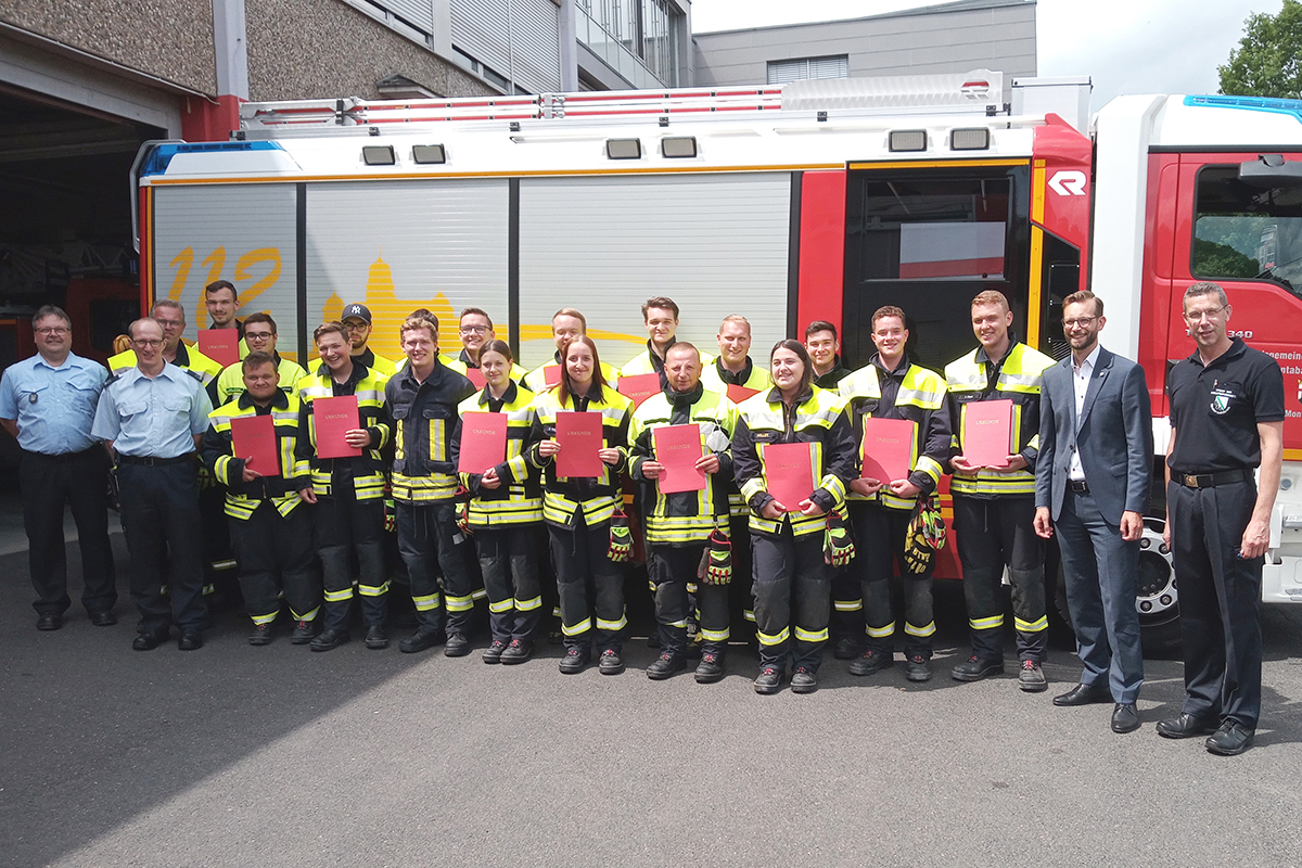 Herzlichen Glckwunsch. Nach zweijhriger Grundausbildung wurden drei Frauen und 16 Mnnern in den aktiven Dienst der Freiwilligen Feuerwehren in der VG Montabaur berufen. Fotos: VG Montabaur