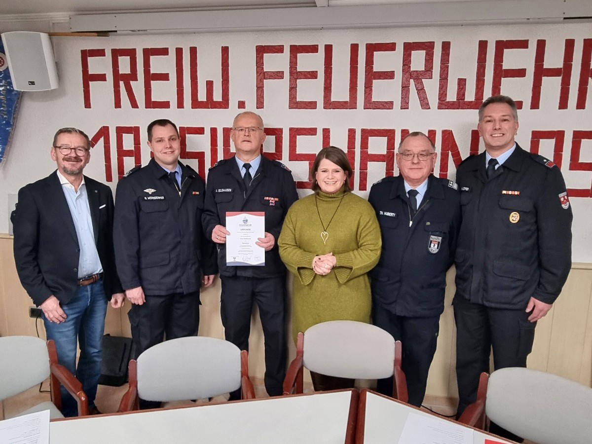 bergabe der Ernennungsurkunde zur Wiederwahl von Arno Goldhausen als Wehrfhrer der Freiwilligen Feuerwehr Siershahn: Alwin Scherz, Nico Wrsdrfer, Arno Goldhausen, Alexandra Marzi, Thomas Huberty und Mario Dpfer (Foto: VG Wirges/ Annette Brach)