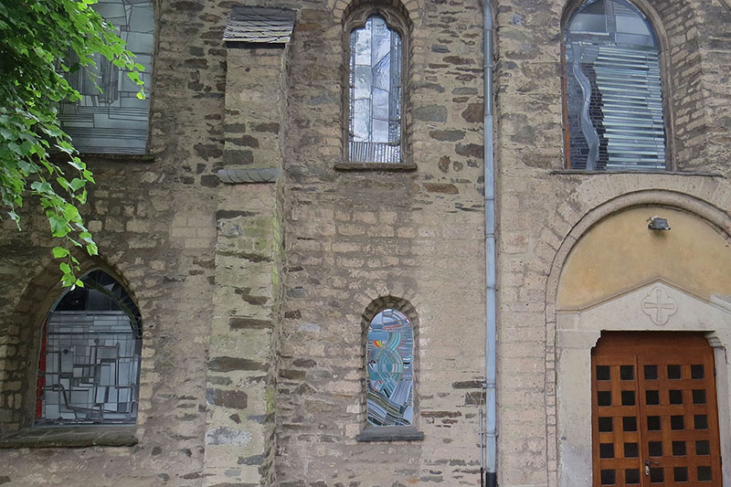 Moderne Glaskunst erstrahlt in historischer Kirche in Feldkirchen