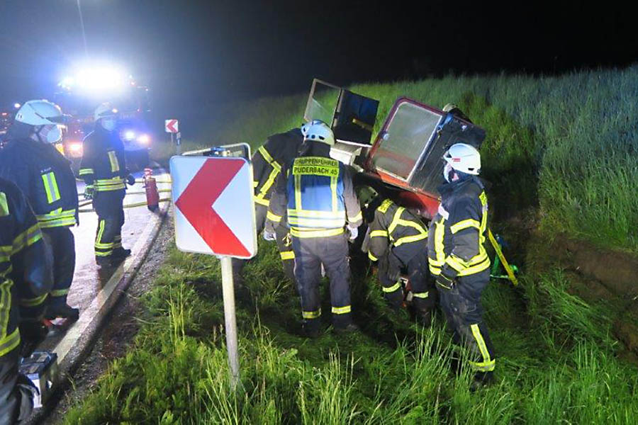 Rettungseinsatz Feuerwehr: PKW unter Alkohol in Bschung gesetzt