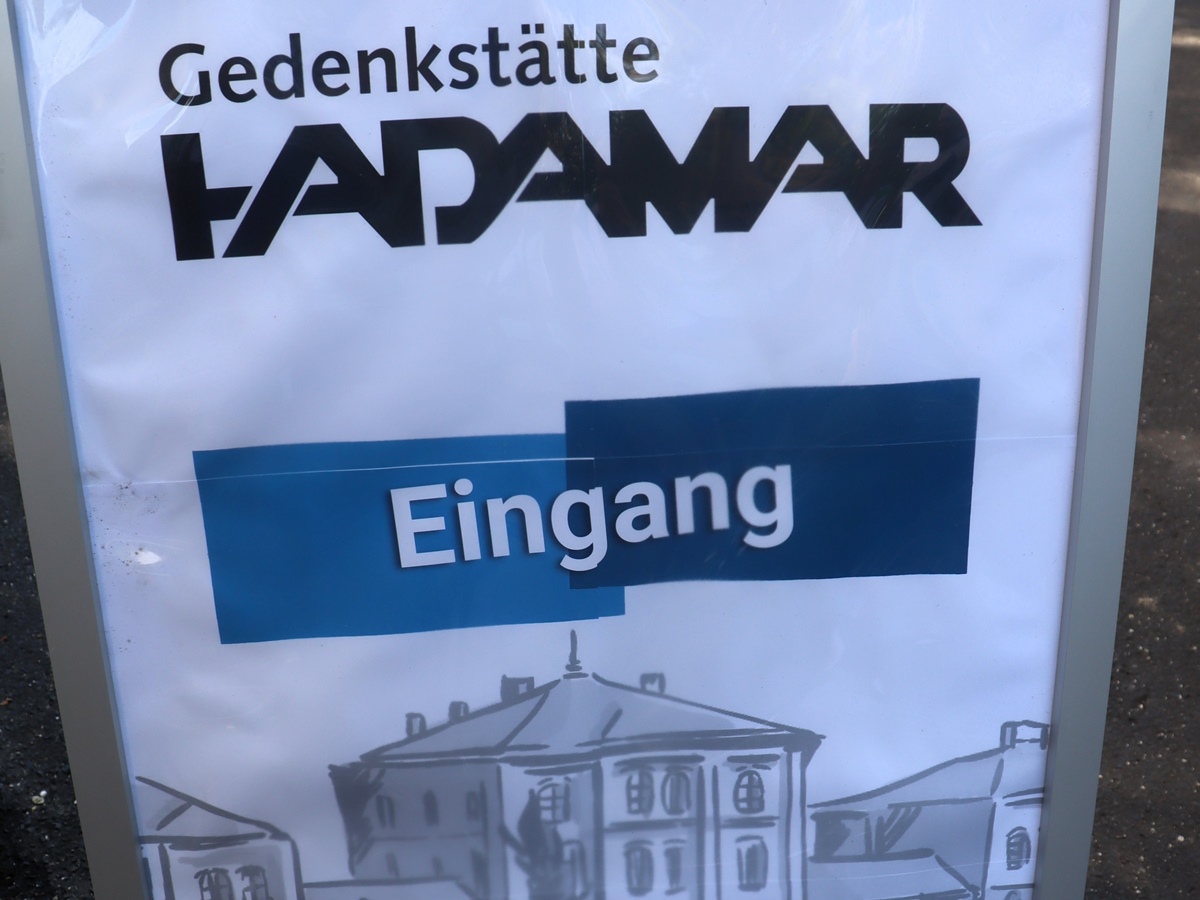 Gemeinsam fllt es leichter, sich vor Ort dem Grauen in der frheren "Ttungsanstalt" in  Hadamar zu stellen und den Eingang zu "finden"! (Foto: Uli Schmidt)