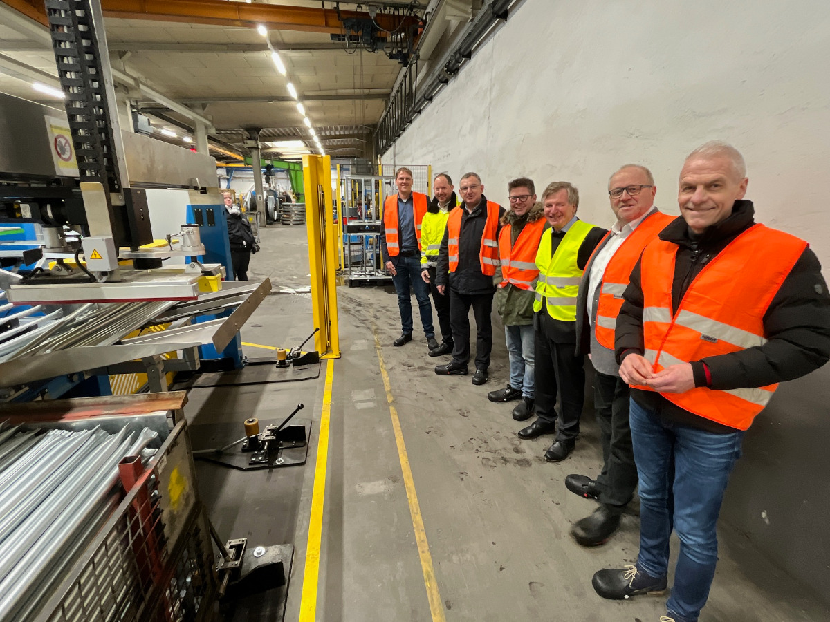 Beim Betriebsrundgang  durch die Hallen von WERIT (v.r.): Brgermeister Fred Jngerich, Landrat Dr. Peter Enders, Geschftsfhrer Ekkehard Schneider, Dirk Fischer (Wirtschaftsfrderung VG Altenkirchen-Flammersfeld), Stadtbrgermeister Ralf Lindenptz, Betriebsleiter Bernd Winters und Lars Kober (Leiter der Wirtschaftsfrderung Kreis Altenkirchen). 
(Foto: Kreisverwaltung/Thorsten Stahl)