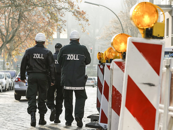 Finanzkontrolle Schwarzarbeit bei der Arbeit. Foto: IG BAU