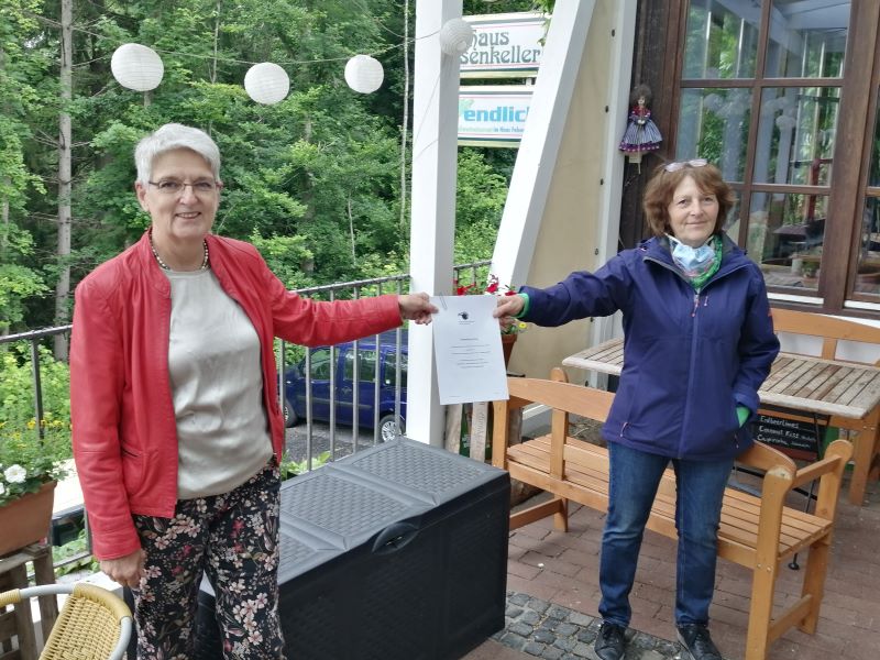 Margret Staal (rechts) und Gaby Weber sind froh, dass der Brandschutz im Haus Felsenkeller in Altenkirchen bald up to date ist. (Foto: hak)