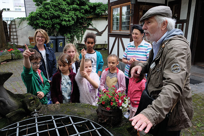 Kinder gehen in der Innenstadt auf Entdeckungsreise