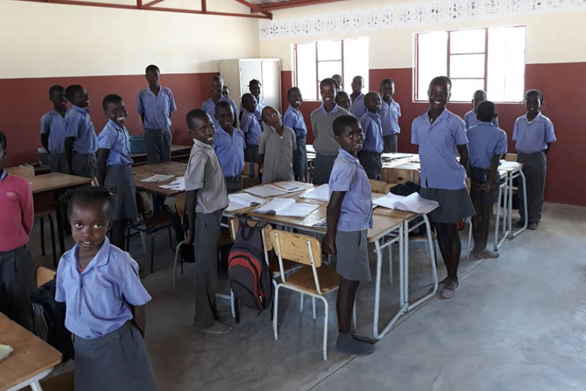 Global Office startet Schulprojekt in Namibia mit FLY & HELP 