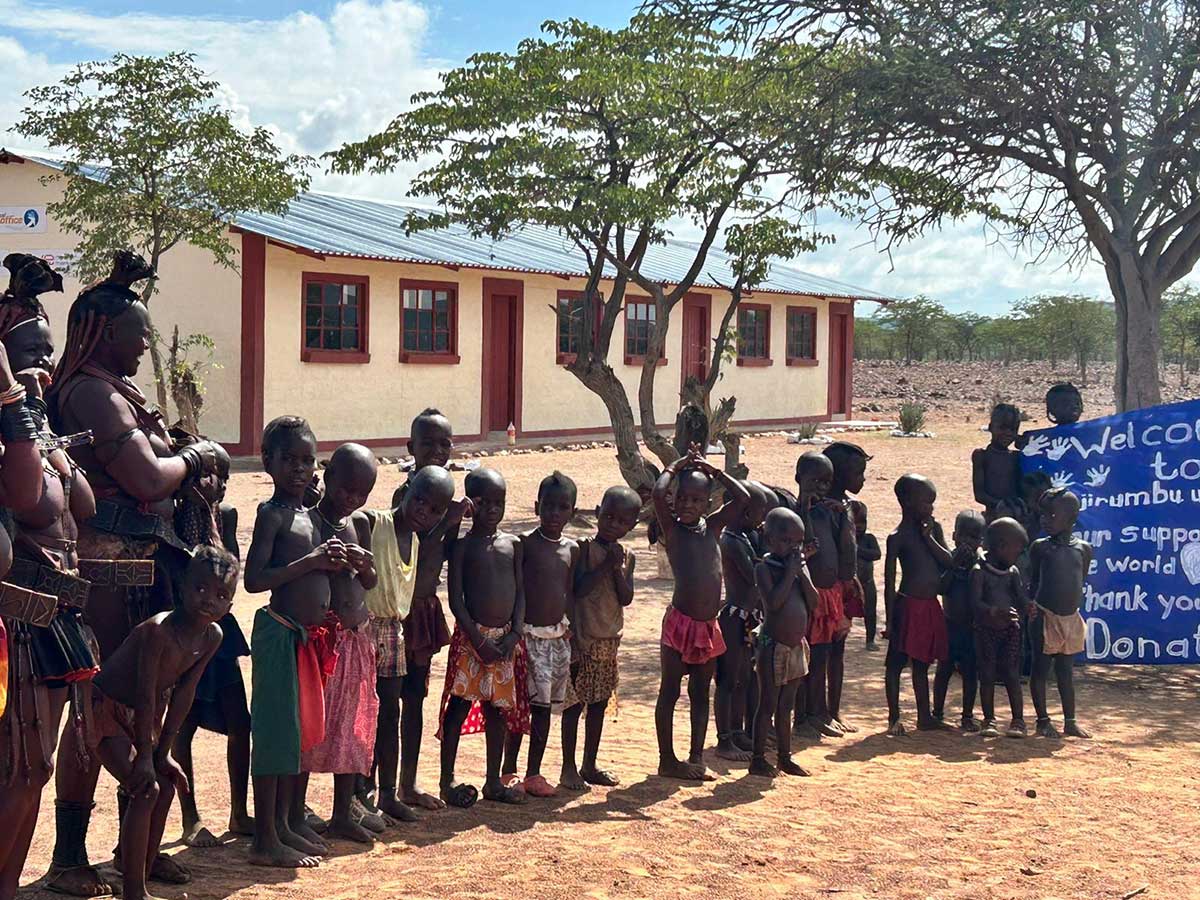 Mit dem Bau eines modernen Sanit�rgeb�udes setzt die global office Gruppe den Ausbau ihres Schulprojekts in Otjirumbu, im Norden Namibias, fort. (Foto: global office GmbH / Fly & Help)