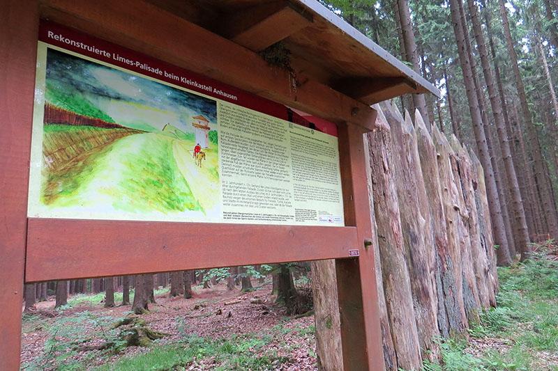 Eine Limes-Palisade am Kastell bei Anhausen. Foto: Stadt Neuwied