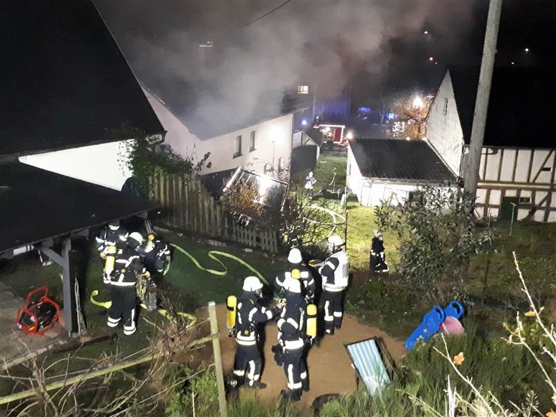 Neben der Feuerwehr Derschen waren insgesamt 45 Personen mit 18 Fahrzeugen aus den Einheiten Daaden, Friedewald, Herdorf und Weitefeld sowie die DRK-Ortsvereine Daaden und Herdorf im Einsatz. (Fotos: VG-Feuerwehr Daaden-Herdorf) 