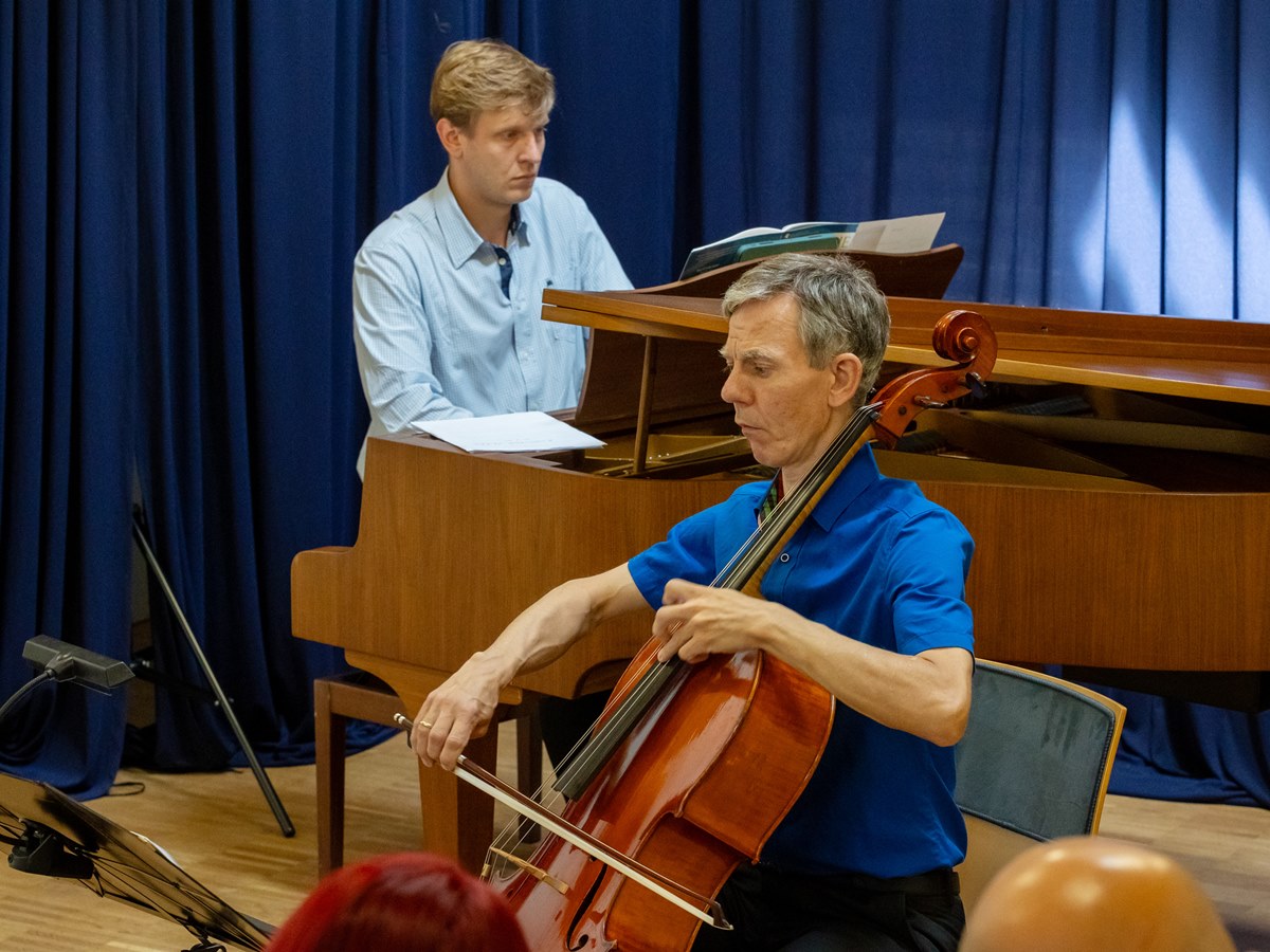 Frederik J�ckel (Cello) und Raphael Klepsch (Klavier) begeisterten das Publikum im Stadthaus Selters mit einem abwechslungsreichen Programm aus ber�hmter Filmmusik. (Foto: filmmusik.jpg)
