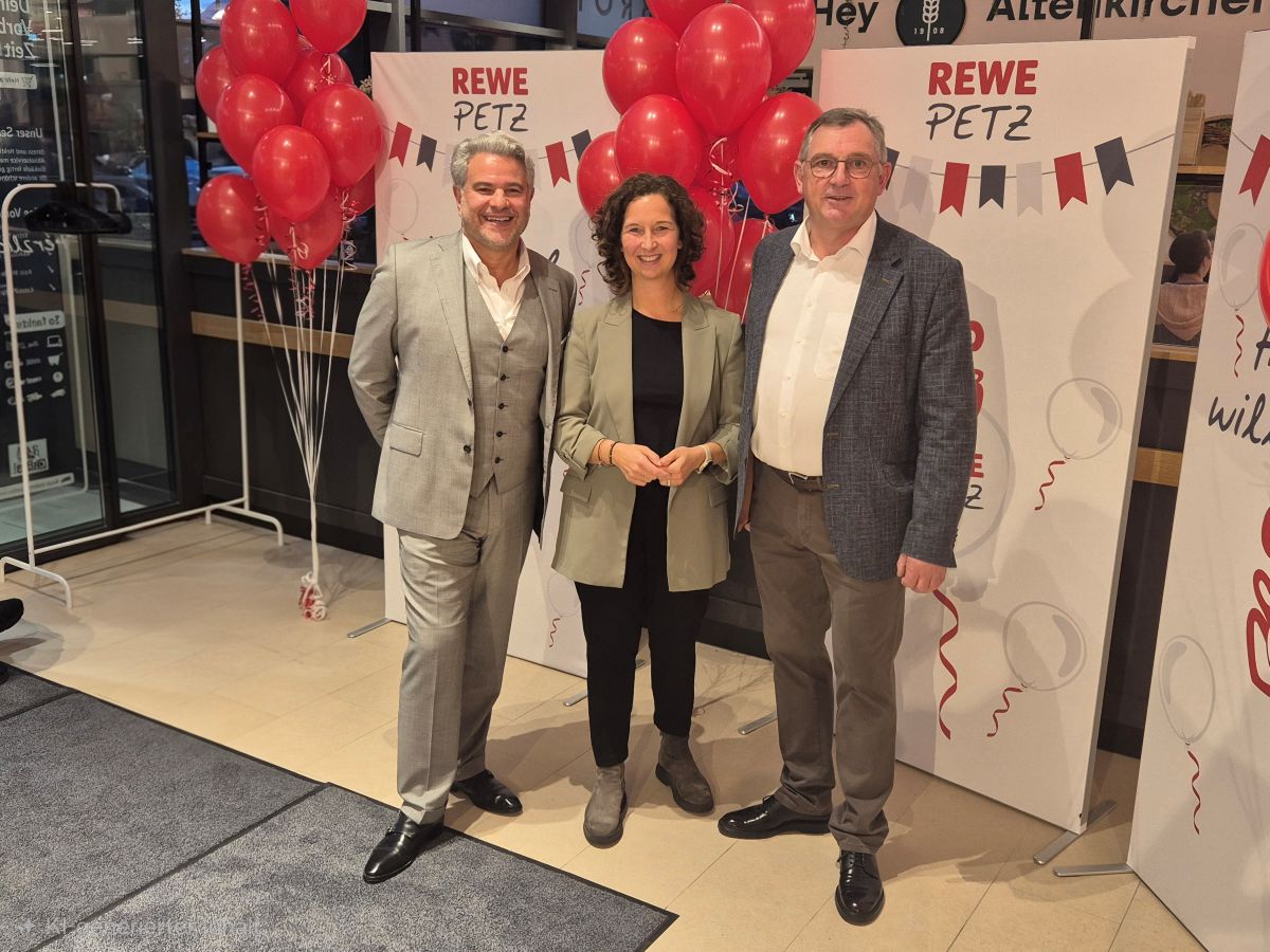 Nun kann in den Geschften im Weyerdamm eingekauft werden, freuen sich (von links): Bernard Dov Widerker, Maike Sanktjohanser und Ralf Lindenptz. (Foto: vh) 