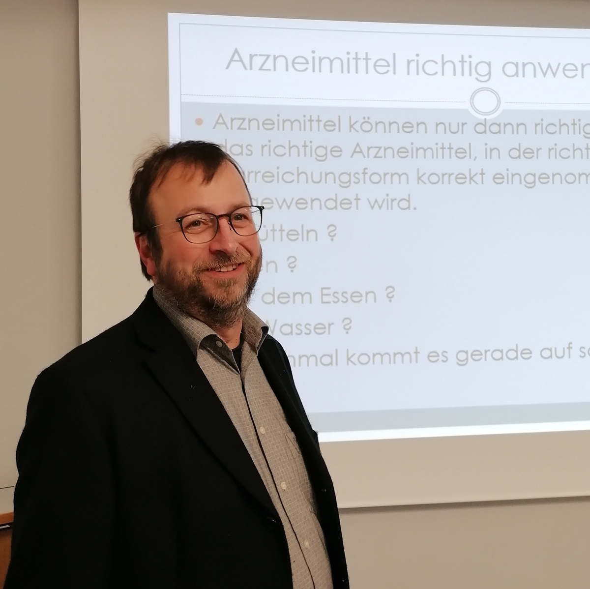 "Arzneimittel richtig anwenden": Diesem Thema widmete sich Apotheker Matthias Khler beim Siegener Forum Gesundheit. 
(Foto: Diakonie in Sdwestfalen gGmbH)