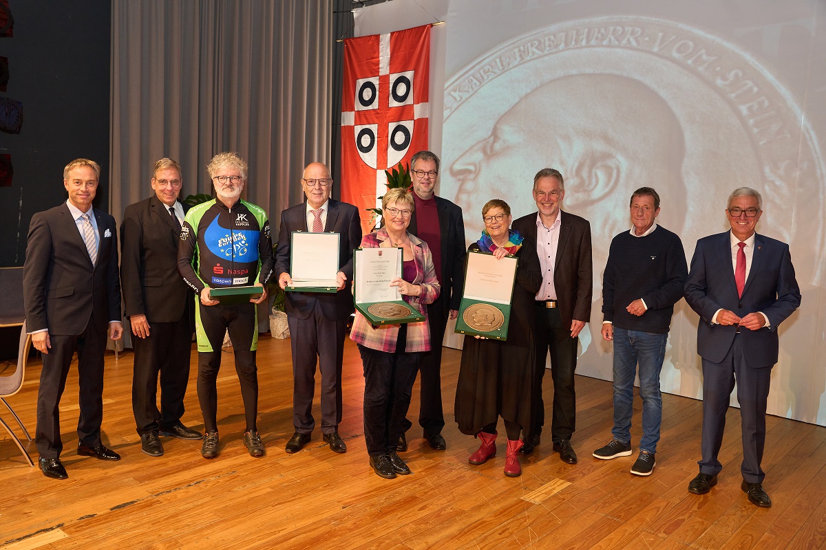 Freuen sich gemeinsam als kommunalpolitische Familie ber die Auszeichnungen durch Staatsminister Roger Lewentz (rechts): (v.l.) Michael Merz, Andree Stein, Uli Schmidt, Heike Pape, Markus Hof, Eva Ehrlich-Lingens, Andreas Heidrich, Achim Schwickert. (Foto: 
Foto: Thomas Frey (dpa))