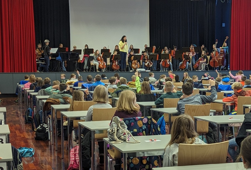 Der in dieser Form erstmalig stattfindende Schnuppertag wurde von der Streicherklasse erffnet
(Foto: Freiherr-vom-Stein Gymnasium)