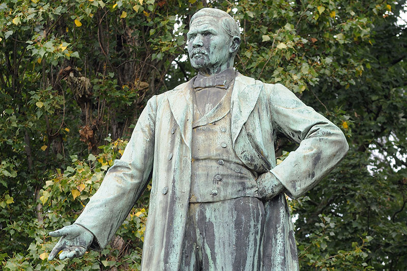 Das Raiffeisen-Denkmal in Neuwied gegenber dem Roentgen-Museum. Foto: Stadt Neuwied