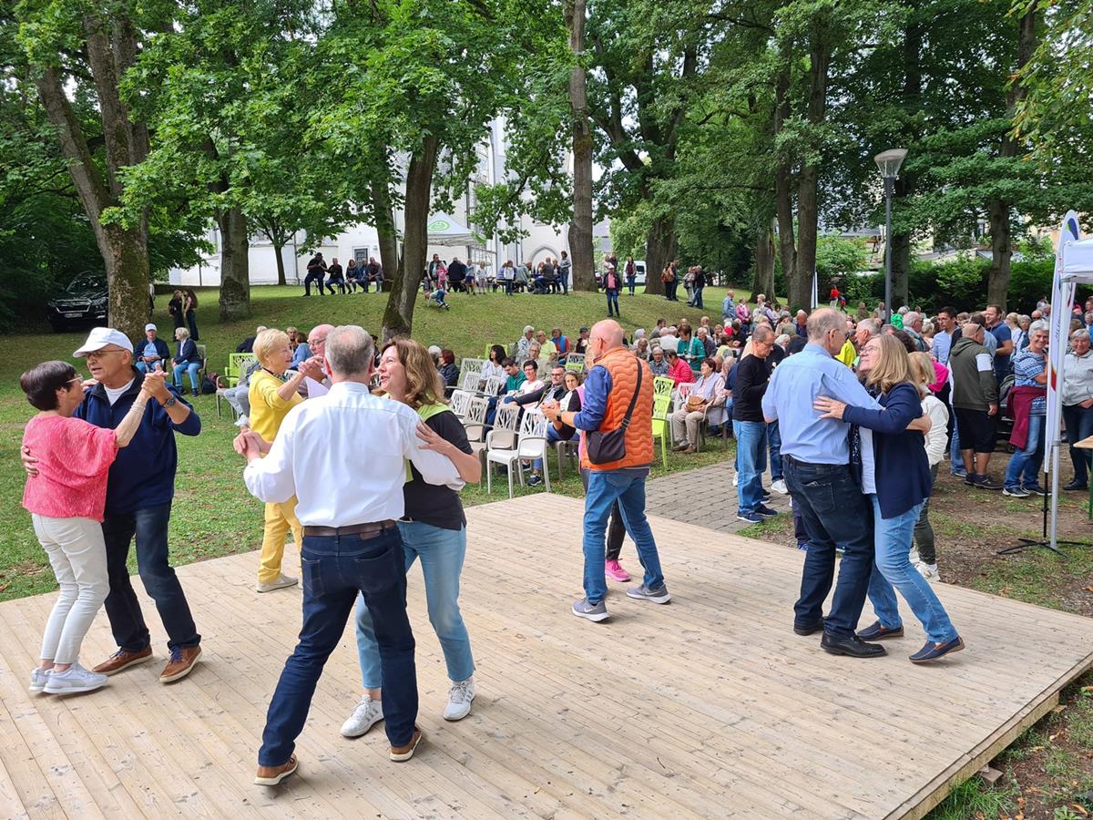 Frhlicher Kirmesfrhschoppen in Montabaur: Musik, Geselligkeit und tolle Stimmung