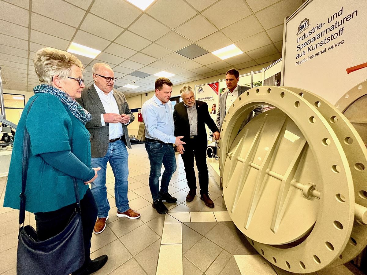 Gesch�ftsf�hrer Frank Wirdeier (M.) erl�uterte den G�sten die Einsatzbereiche der Produkte der SKT Schrupp GmbH; im Bild v.l: Kirstin H�fer, Dr. Peter Enders, Helmut St�hn und Lars Kober. (Foto: Kreisverwaltung Thorsten Stahl)