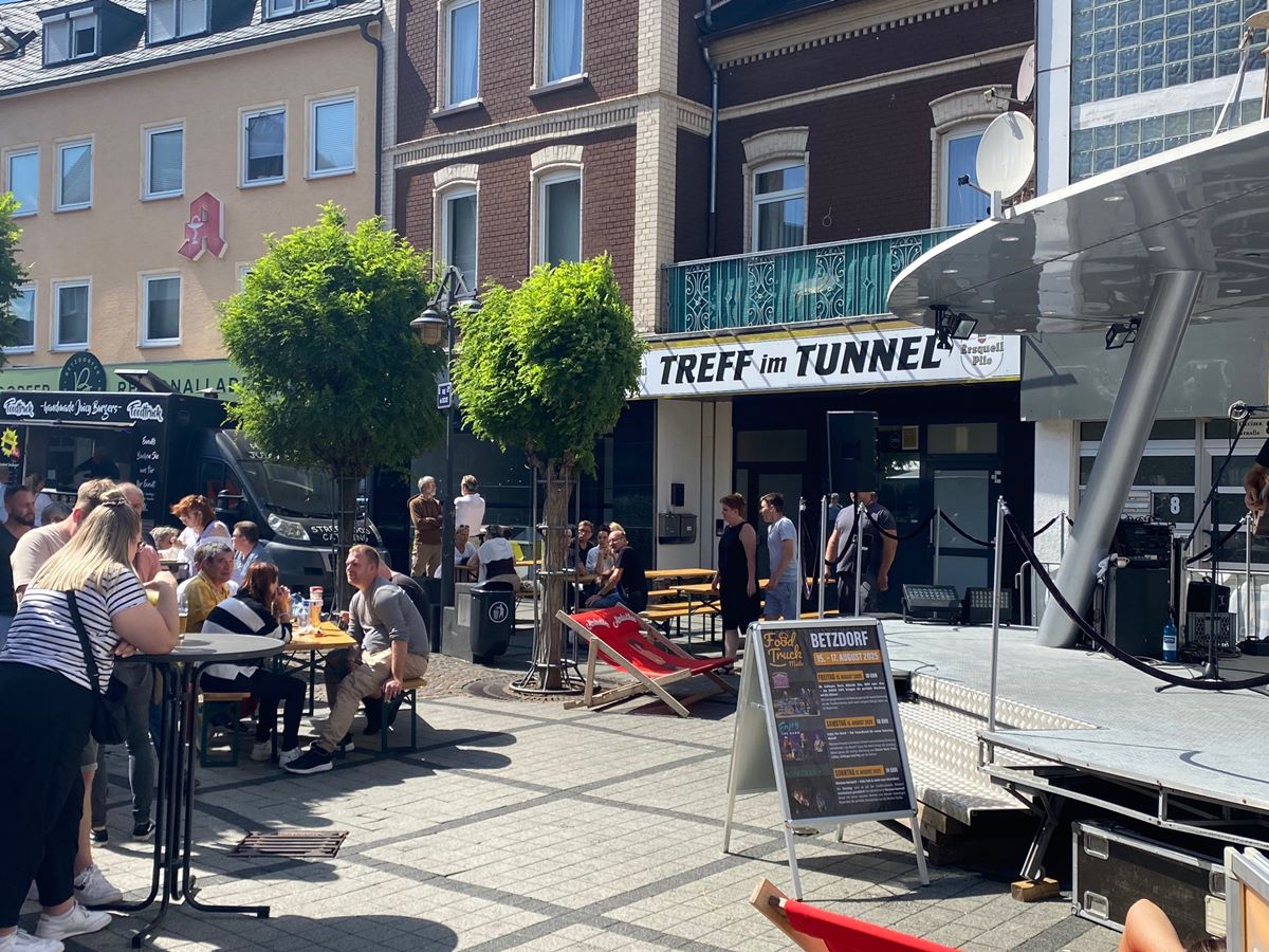 Bei strahlendem Sonnenschein genossen die Besucher die unterschiedlichen Speisen. (Foto: Niklas Hvelmann)