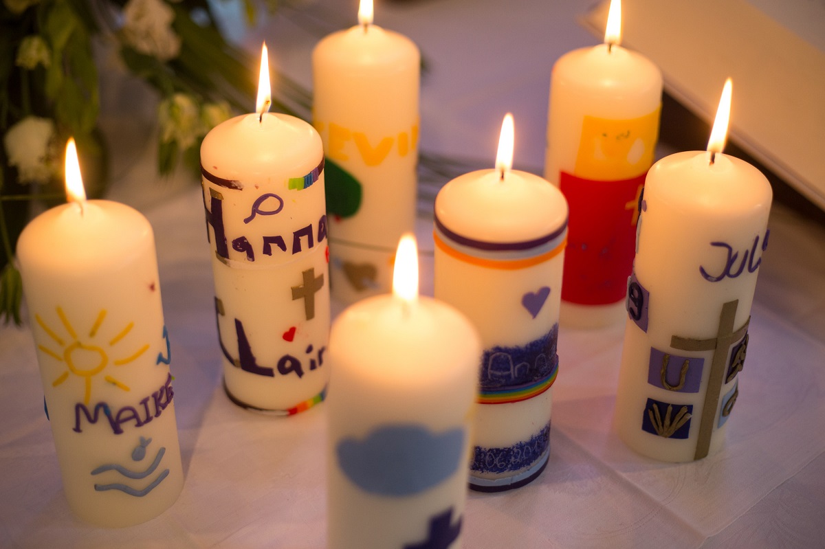 Kerzen, die Konfirmandinnen selbst gestaltet haben. (Foto: Peter Bongard)