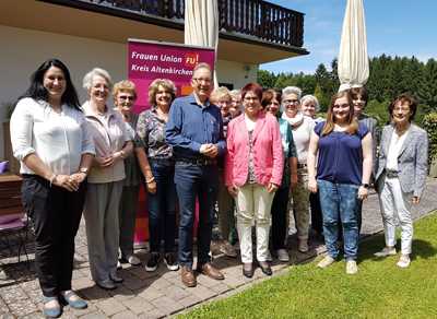 Foto, von links: Svetlana Farnschlder, Maria Hannen, Margarete Schmidt, Christiane Buchen (stellv. Vorsitzende), MdB Erwin Rddel, Rita Mller, Jutta Esche, Jessica Weller (Kreisvorsitzende), Marita Schmidt (stellv. Vorsitzende), Kerstin Himmrich, Annelie Senff, Angelina Steffens (Schriftfhrerin), Sarah Bonn, Erika Nickel. Foto: pr 