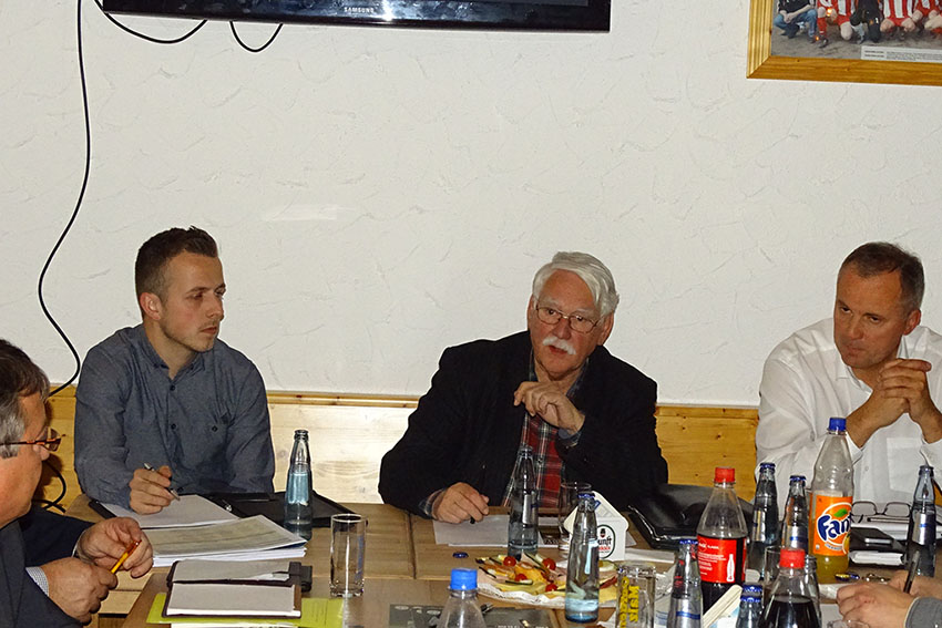 Fachkundige Berater beim "Vereinsdialog" in Bitzen: Verbandsprsident Walter Desch (Mitte), FVR-Geschftsfhrer Armin Bertsch (rechts), Koordinator DFB-Masterplan bei FVR, Sebastian Reifferscheid (links). Fotos: Willi Simon