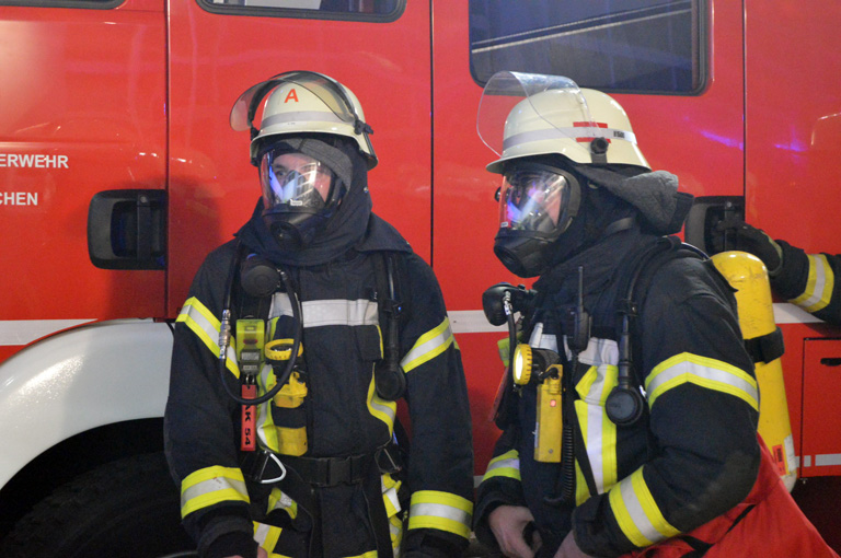 Brand eines Mehrfamilienhauses mit Verletzten