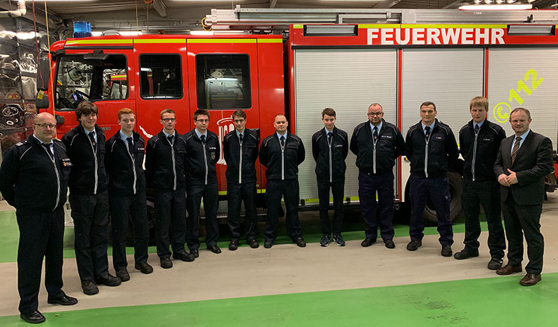 Das Foto zeigt die zehn neuen Aktiven nach ihrer Verpflichtung - eingerahmt von Oberbrgermeister Jan Einig (rechts) und Wehrleiter Wilfried Hausmann (links). Foto: pr