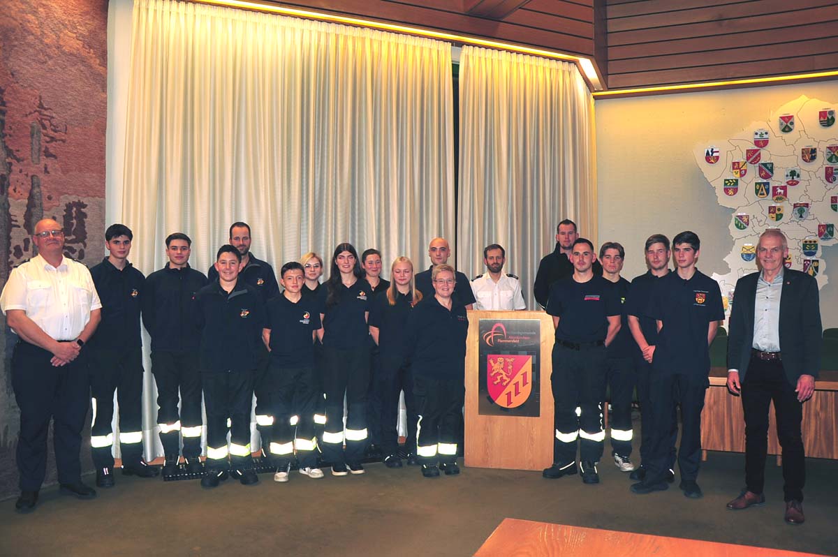 Die "neuen" Feuerwehrleute mit VG-Bürgermeister Jüngerich (re.) und Wehrleiter Stürz (Mitte) und Raphael Jonas (li.)