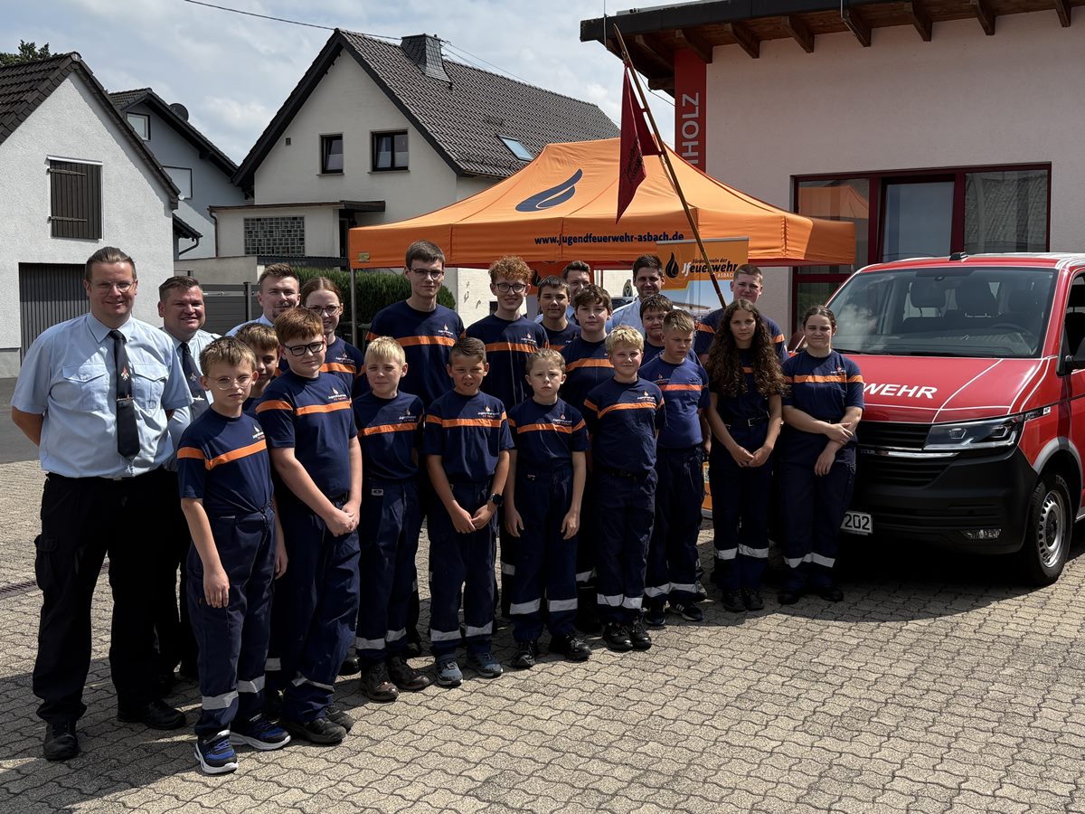 Ein Teil der Jugendfeuerwehr vor dem neuen Mannschaftstransporter. (Foto: FW Asbach)