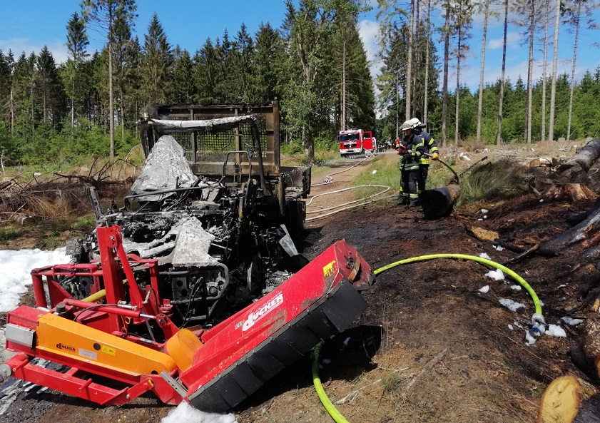 Unimog gert in Brand  Feuer greift auf Wald ber