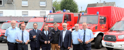 Zur gemeinsamen Schlsselbergabe versammelten sich (von links) KFI Dietmar Urrigshardt, Markus Urrigshardt (Wehrfhrer/WF Sassenroth), Nico Ermert (WF Daaden), Markus Lhr (WF Herdorf), Thorsten Bernhofen (Vorsitzender Frderverein Sassenroth), Brgermeister Wolfgang Schneider, Wehrleiter Matthias Theis und Maik Braun (WF Friedewald/Nisterberg). (Foto: anna)