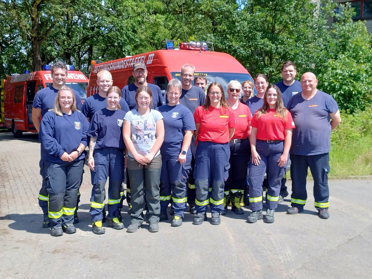 Nach dem bungswochenende fanden sich alle zum Gruppenfoto zusammen (Foto: Feuerwehr Rettungshundestaffel und Ortungstechnik Hamm/Sieg)