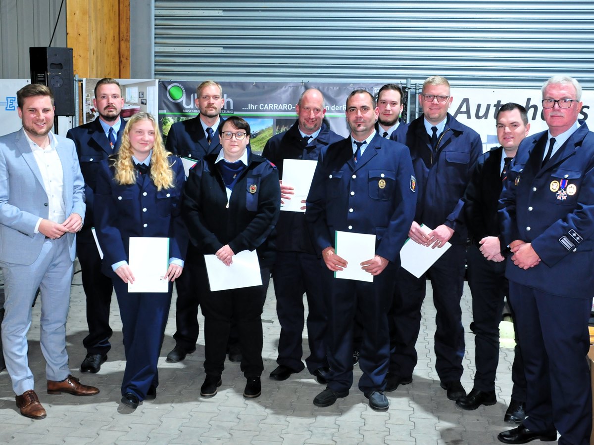 Gemeinsam mit Wehrleiter Frank Schiffmann und dessen Stellvertreter Tobias Schüler (v.r.) freute sich der Erste Beigeordnete Marvin Kraus (links) über das seltene 100-jähriges Jubiläum der Freiwilligen Feuerwehr Hof. Im Rahmen der Veranstaltung nahm Kraus einige Ernennungen und Beförderungen der Hofer Wehrleute vor. Hintere Reihe: Pascal Schäfer (Oberfeuerwehrmann), Tim Robin Künkler (Oberfeuerwehrmann), der neu ernannte Wehrführer Christoph Renner sowie Theo Renner (Hauptfeuerwehrmann). Vordere Reihe: Clara Renner (Oberfeuerwehrfrau), Lena Weller (Verpflichtung), der frühere Wehrführer Dominic Jung und der neue stellvertretende Wehrführer Niclas Künkler.(Foto: Freiwillige Feuerwehr Hof)