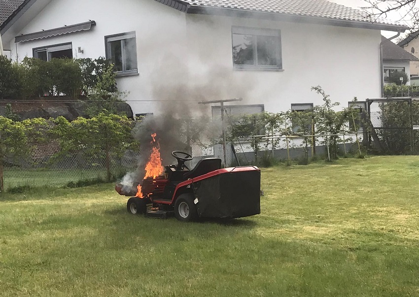 Flammen schlagen aus dem Motorraum des Aufsitzrasenmhers. (Foto: privat)