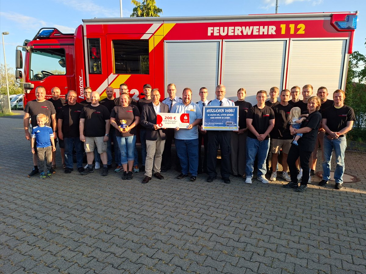 Mit ihrer Spende an den "Wnschewagen" zeigt die FFW Kurtscheid ihr soziales Engagement. (Foto: Peter Schfer/VG Rengsdorf-Waldbreitbach)