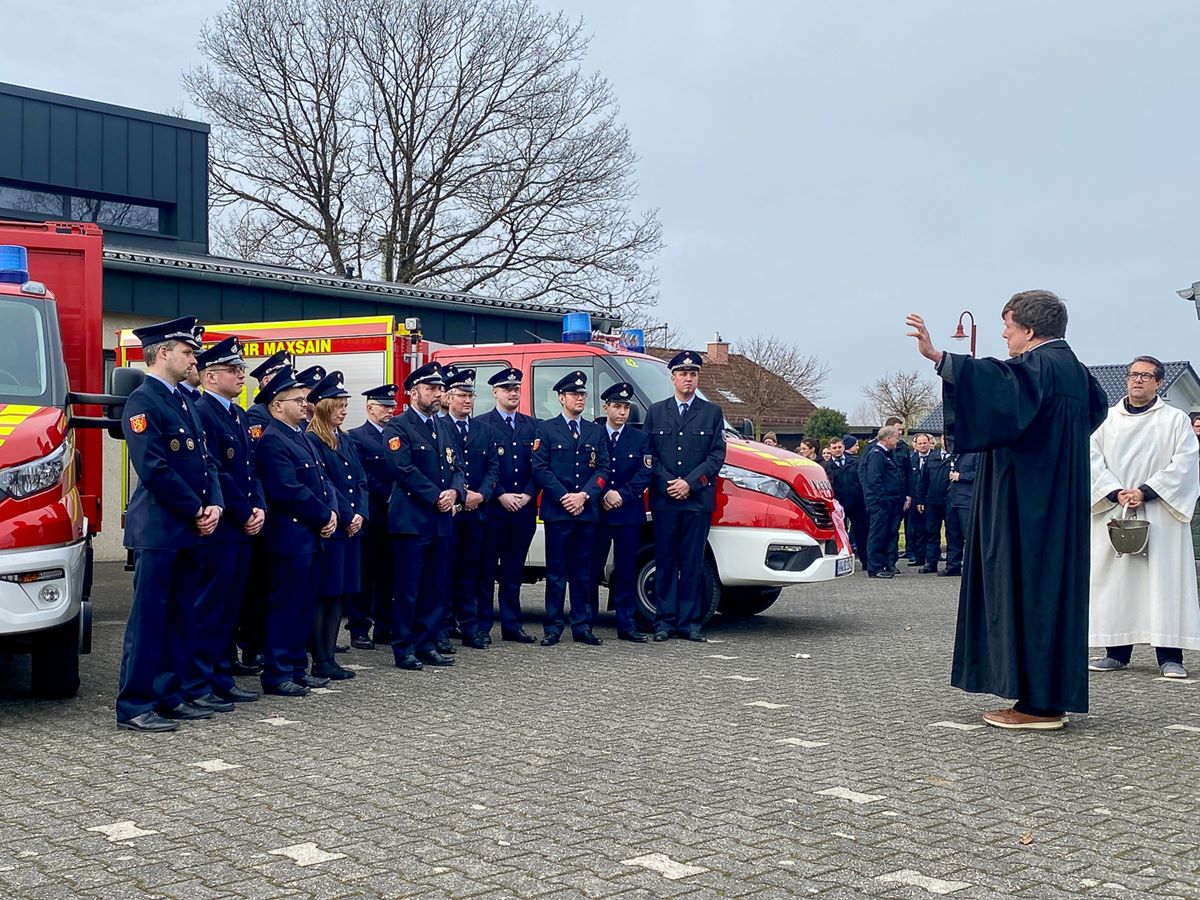 Segnung der Mannschaft durch Pfarrer Boucsein (Foto: Nicole Mathis)