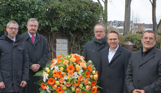 Trafen sich am Grab Raiffeisens anlässlich seines Todestages: (von links) Matthias Herfurth, Josef Zolk, Martin Leis, Dr. Ralf Kölbach und Dieter Mees. (Foto: as)