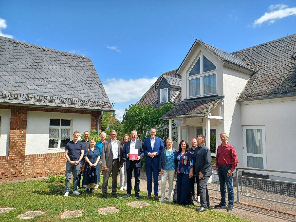 Die "Neue Mitte" stand in Gackenbach im Mittelpunkt des Geschehens, als Minister Michael Ebling den Frderbescheid zur Dorferneuerung an Ortsbrgermeister Hans Ulrich Weidenfeller bergab. (Bild: VG Montabaur / Christina Wei)

