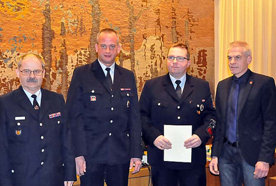 Verabschiedung von Oliver Euteneuer: (von rechts) Brgermeister Fred Jngerich, Oliver Euteneuer, Wehrleiter Ralf Schwarzbach und sein Vertreter Andreas Krger. (Foto: kk) 