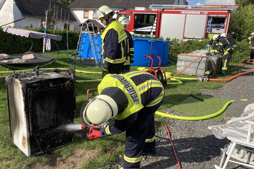 Die Elektrogerte wurden ins Freie gebracht, um Glutnester abzulschen. (Fotos: Alexander Mller)